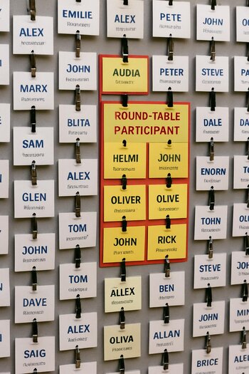 Divarda asılmış badge-lərin yaxın görünüşü