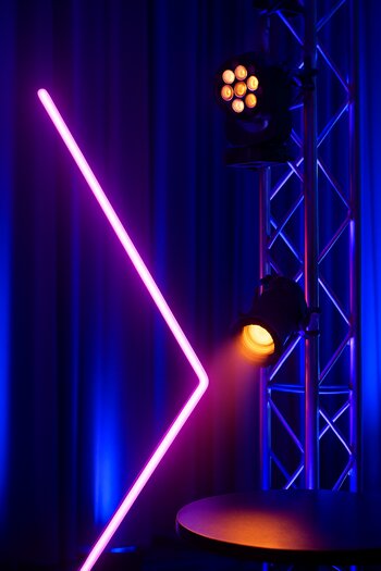 Event zalında işıqlandırma və dekorasiyanın kiçik detalı