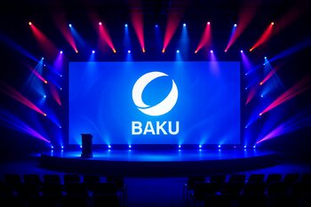 Bakıda biznes konfransı üçün səhnə və LED işıqlandırma
