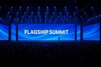Flagship summit üçün geniş səhnə və zal panoraması