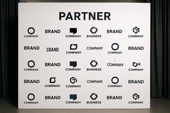 Tədbir fonunda partnyor loqoları ilə foto divarı