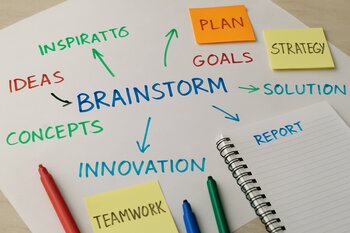 Masanın üzərində markerlə yazılmış brainstorming qeydləri